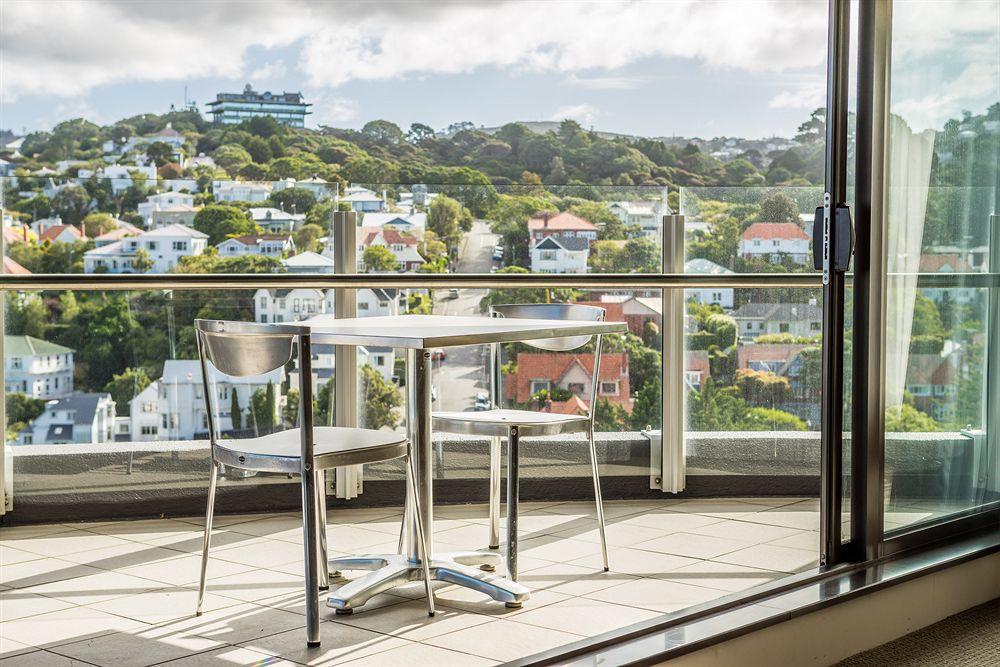 Bolton Hotel Wellington Luaran gambar A balcony