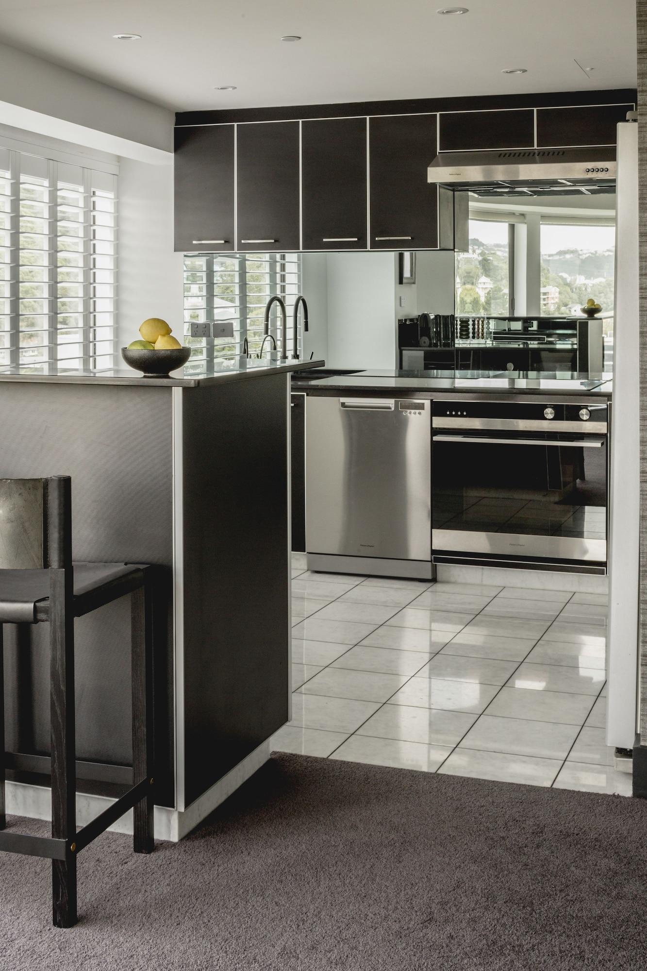 Bolton Hotel Wellington Luaran gambar A kitchen with a granite floor