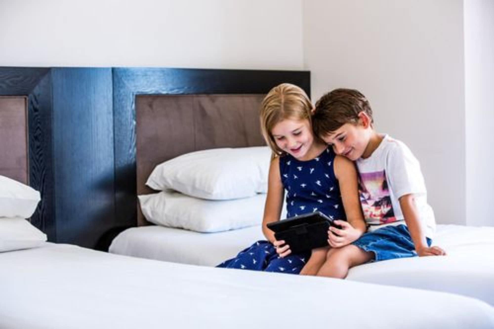 Bolton Hotel Wellington Luaran gambar Children using a tablet