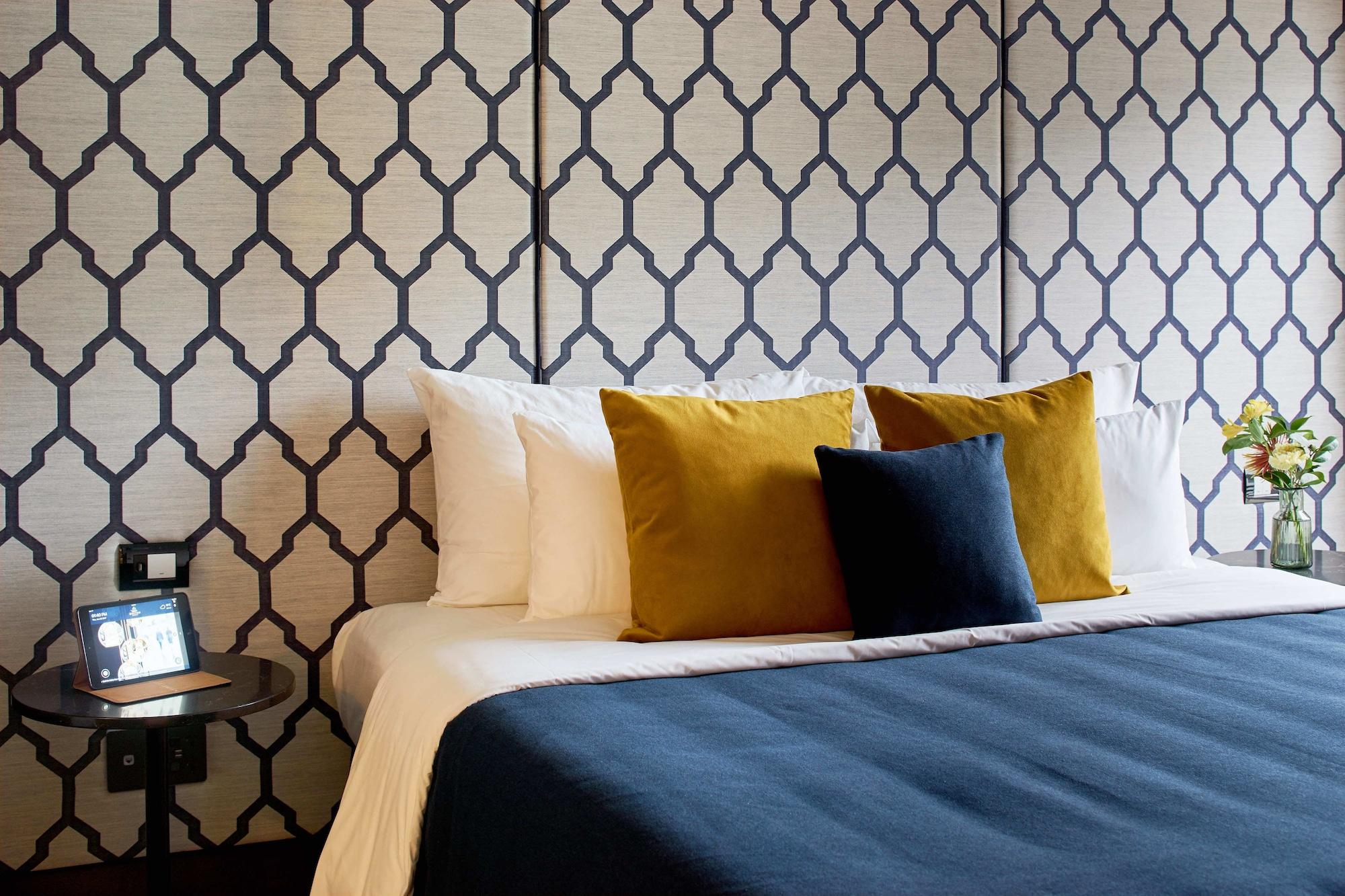 Bolton Hotel Wellington Luaran gambar A bed with cushions