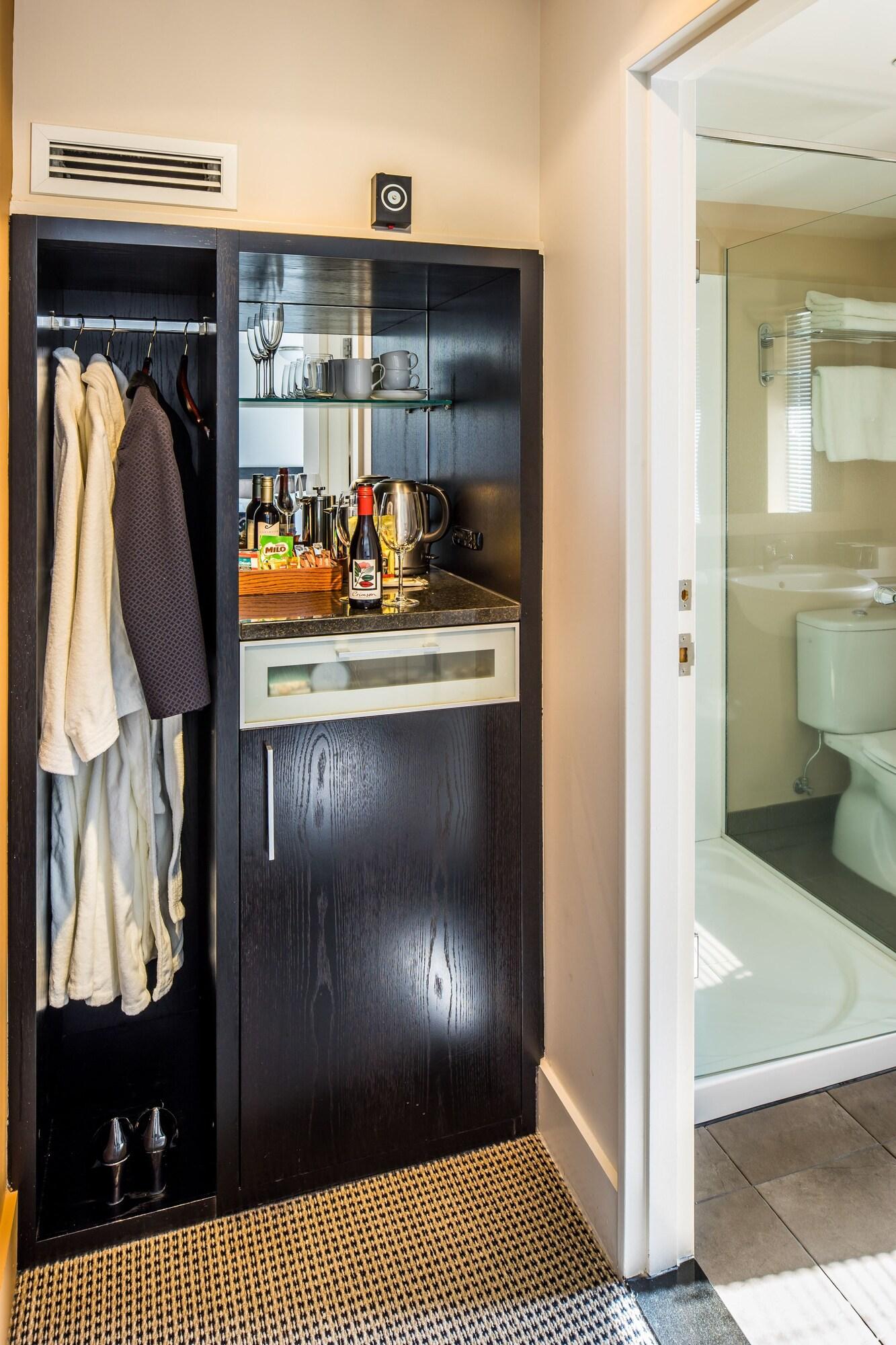 Bolton Hotel Wellington Luaran gambar A wet bar in a hotel room