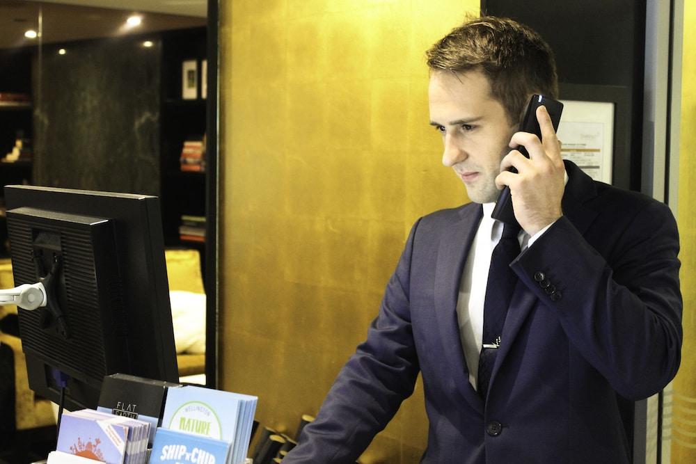 Bolton Hotel Wellington Luaran gambar A hotel concierge