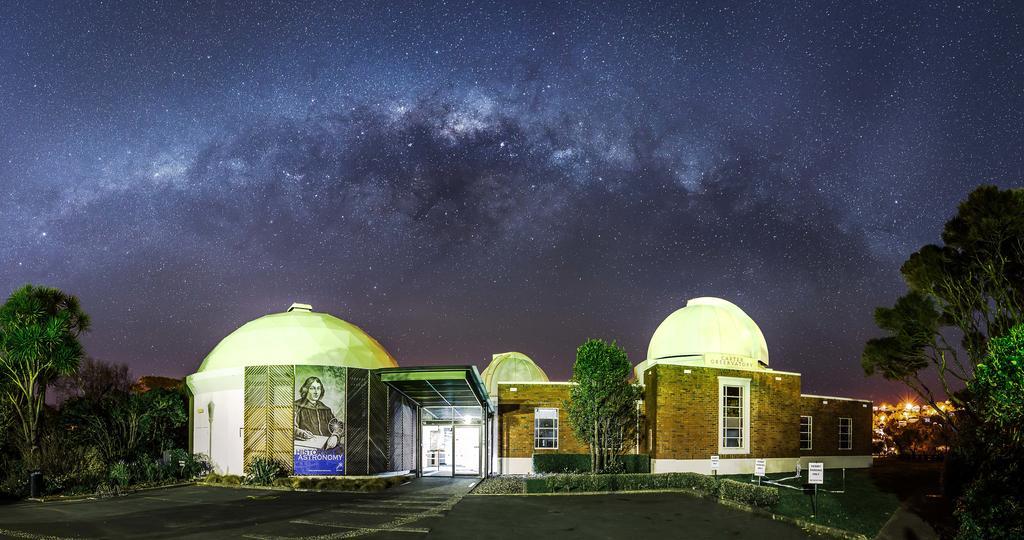 Bolton Hotel Wellington Luaran gambar The observatory at night