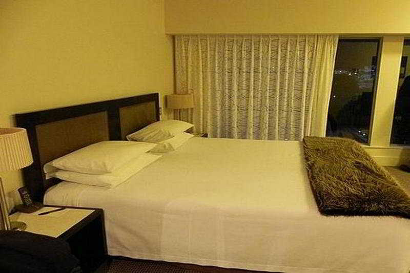 Bolton Hotel Wellington Luaran gambar A bedroom at the hotel